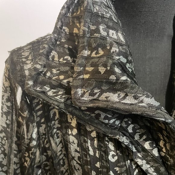 GREAT FOR HOLIDAYS. Unique Wired Collar Black and Silver Top - Picture 4 of 4